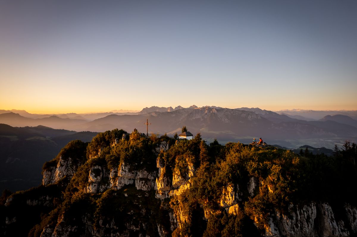 Sonnenaufgang über den Bergen